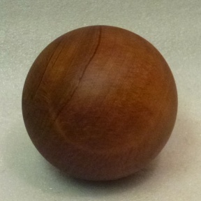 einfache Kugel aus Birnbaumholz - massiv